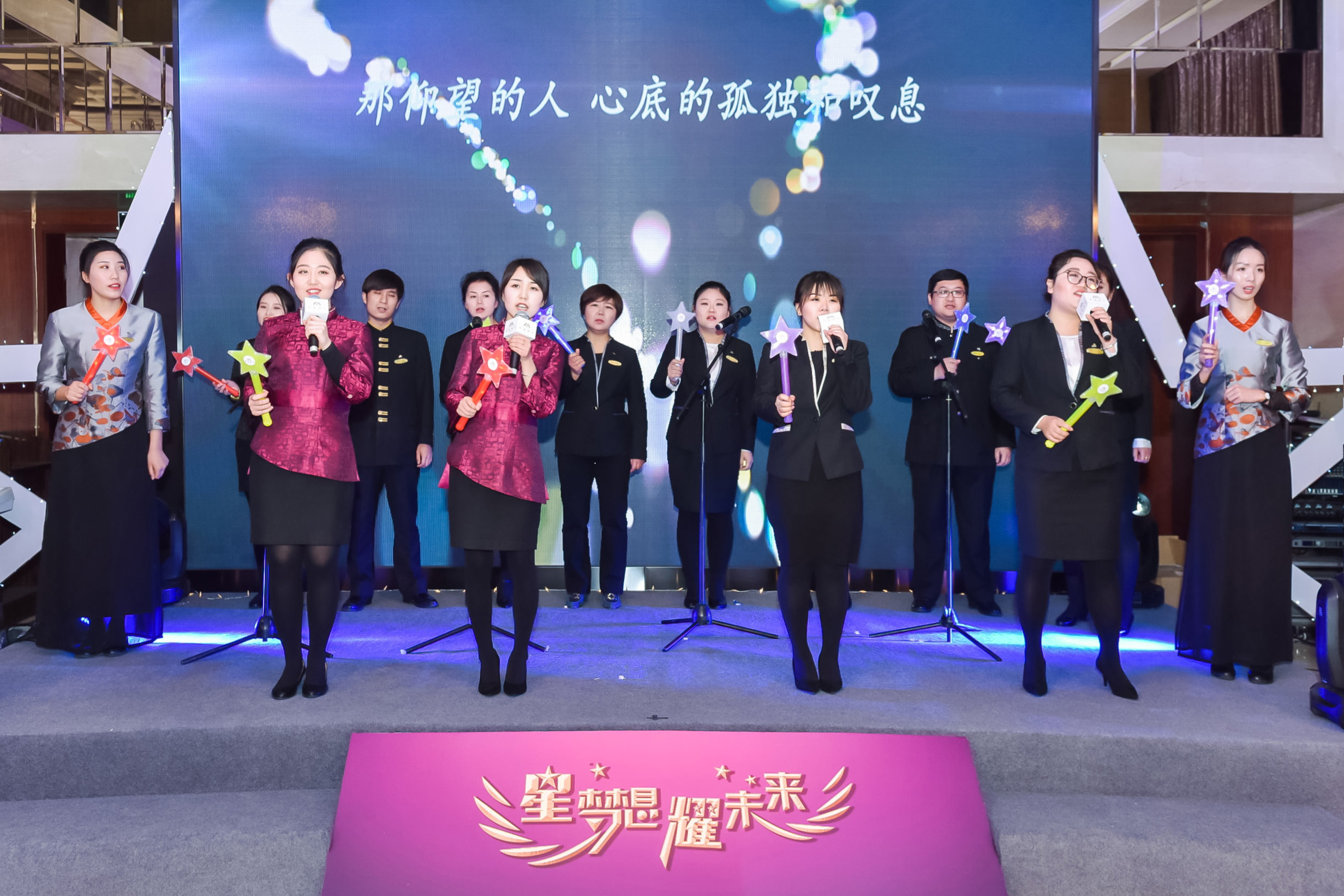 酒店“服務(wù)之星”員工獻(xiàn)上充滿(mǎn)真情實(shí)感的演唱