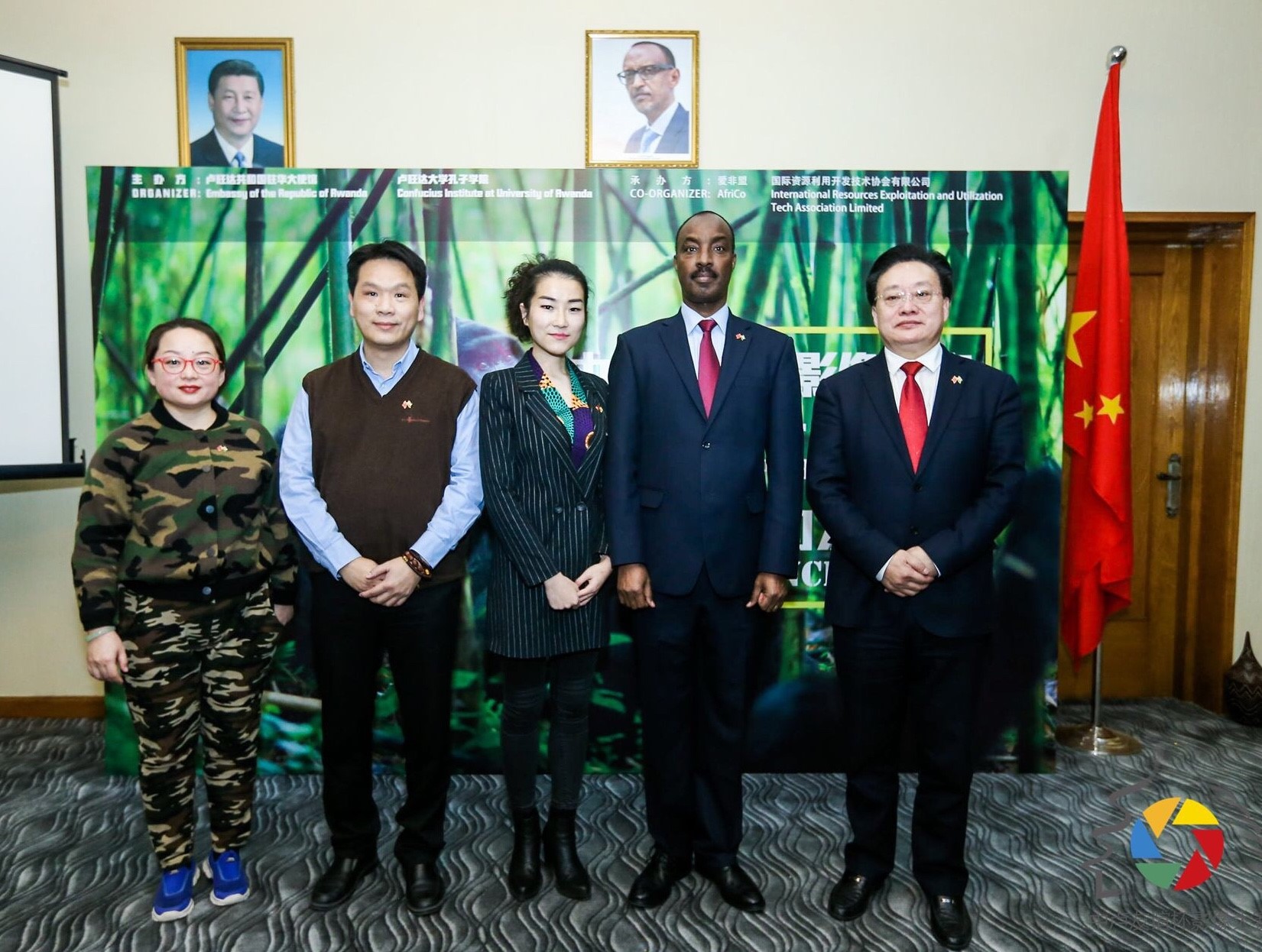 盧旺達(dá)共和國(guó)駐中國(guó)大使查爾斯•卡勇加閣下（右二）與重要來(lái)賓合影