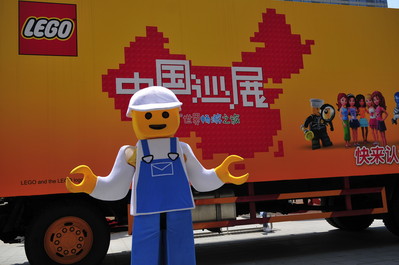 樂高卡車從北京出發(fā)，陸續(xù)開往天津、杭州、武漢等地，為當(dāng)?shù)睾⒆觽儙g樂和禮品。