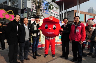 （從左至右）上海市血液中心副主任沈行峰、上海市血液中心主任朱永明、觸動傳媒創(chuàng)始人兼執(zhí)行主席馮暉中、上海市紅十字會常務副會長馬強、“獻血達人”陳澤人