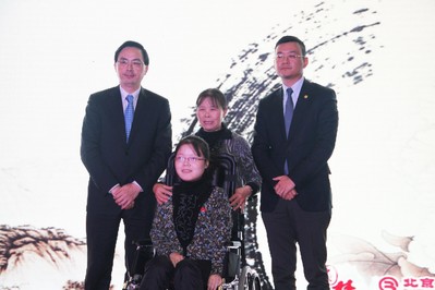北京銀行副行長許寧躍先生、海航悅逸度假俱樂部董事長趙暉先生與殘疾畫家汪玉婷合影