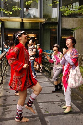 泰雅族原住民歌舞表演把民族的正常狀態和舞臺上的歷史演繹融于一處