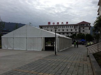 第一座篷房已于4月24日在天全縣臨時綜合救災中心附近完成搭建，為無家可歸的地震災民提供暫避之所