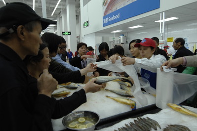 杭州山姆店開業第一天，顧客踴躍搶購新鮮的黃魚