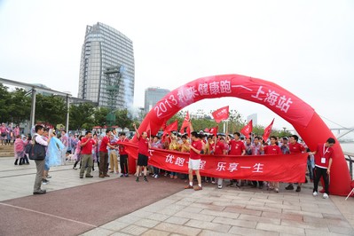 禮來制藥副總裁顧斌先生與中華醫學會糖尿病學分會副主任委員鄒大進教授打響健康跑發令槍