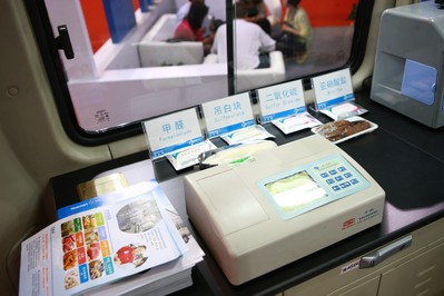 目前在廣東運行的沃爾瑪食品安全檢測車涵蓋11項檢測指標，每天至少抽檢150個樣品