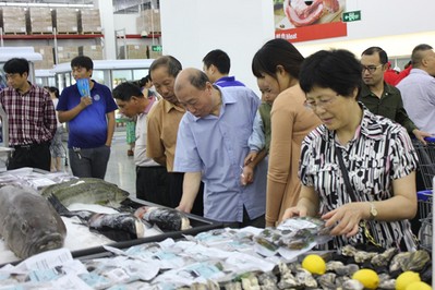 蘇州山姆會員店開業第一天，顧客選購新鮮的海鮮產品