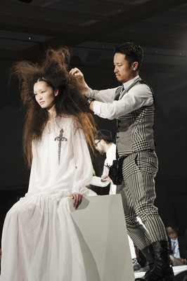 Shiseido Professional 首席美發(fā)師原田忠 (Tadashi Harada) 將率領(lǐng)創(chuàng)作團隊，傾力演出BEAUTY ODYSSEY，引領(lǐng)觀眾經(jīng)歷一次漫長的冒險之旅，探求“美”的新定義。