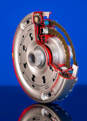 與上汽集團合作，提供DualTronic&#174;控制模塊和帶扭力減振系統的離合器模塊