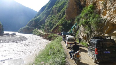 在甘肅面試李錦記希望廚師途中，遭遇地震造成的道路塌方