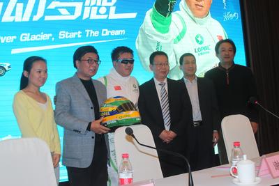 從左依次：搜狐網新聞副總編周蓉、中央電視臺著名主持人韓喬生、飛越車手謝雨均、活動主辦方 -- 江蘇龍蟠石化總經理石俊峰、活動協辦方 -- 黑龍江省黑河市旅游局常務副局長張寶紅、活動支持方 -- 江蘇大唐靈獅廣告有限公司總經理吳綱